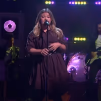 VIDEO: Kelly Clarkson Covers 'Borderline' Video
