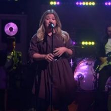 VIDEO: Kelly Clarkson Covers 'Borderline'
