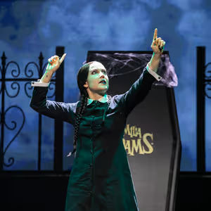 TV: Cristina Picos interpreta el tema “PULLED' de LA FAMILIA ADDAMS en español