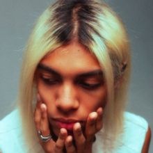 Rising French Popstar Angelus Shares 'jm'en bas les couilles'