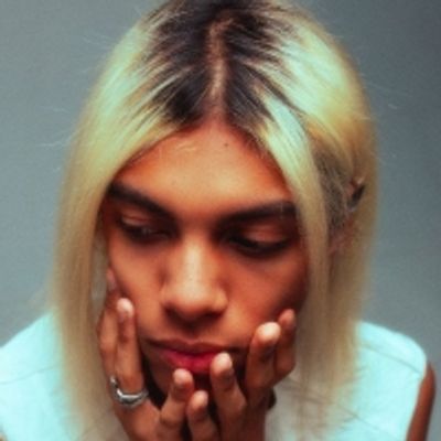 Rising French Popstar Angelus Shares 'jm'en bas les couilles'