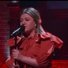 VIDEO: Kelly Clarkson Covers 'Mr. Brightside'
