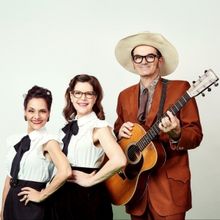 Lisa Loeb & The Hollow Trees Share New Single 'A Doodlin' Song'