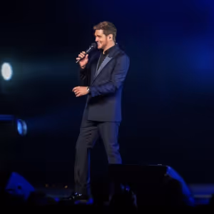 Kelly Clarkson, Michael Bublé, & More to Perform During THE VOICE Season Finale