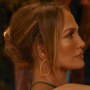 Photo: First Look at Jennifer Lopez and Brett Goldstein in OFFICE ROMANCE