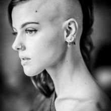 BWW Feature: SINGER-SONGWRITER LAKSHMI GAAT HET THEATER IN MET VOORSTELLING HUIDHONGE