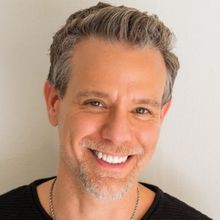 Review: ADAM PASCAL rocks out at 54 Below