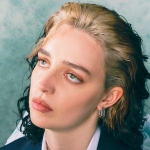 Alternative Pop Visionary GIA FORD Releases New Single 'Falling In Love Again'