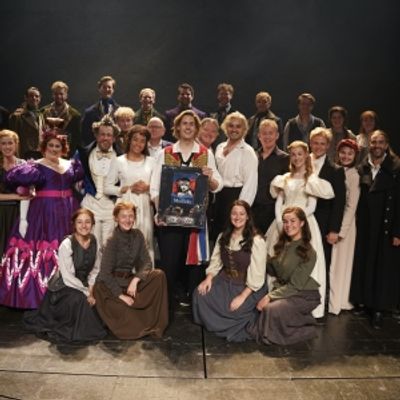Feature: PRODUCENTEN REIKEN DUBBEL DIAMANTEN TICKET AWARD, VOOR DE VERKOOP VAN 250.000 TICKETS, UIT AAN CAST at Koninklijk Theater Carré!