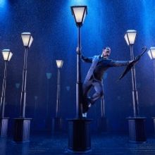 PHOTO: Primera imagen de Iván Labanda en CANTANDO BAJO LA LLUVIA