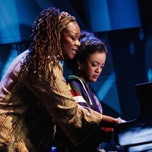 HELL'S KITCHEN's Kecia Lewis Wins 2024 Tony Award for Best Performance by an Actress 