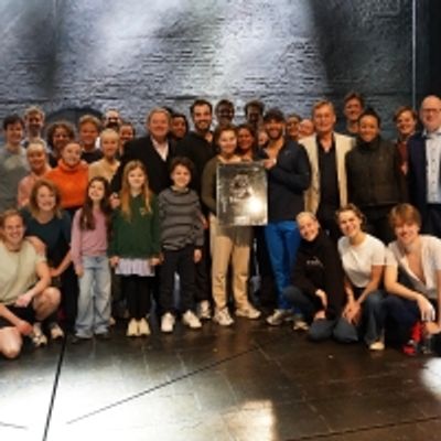 Feature: PRODUCENTEN HANS CORNELISSEN EN RUUD DE GRAAF VERRASSEN CAST LES MISERABLES MET DIAMANTEN TICKET AWA at Koninklijk Theater Carré In Amsterdam