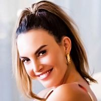 ID Inks Development Deal with Elizabeth Chambers