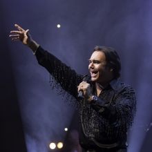 SWEET CAROLINE The Ultimate Tribute To Neil Diamond Will Make its West End Premiere
