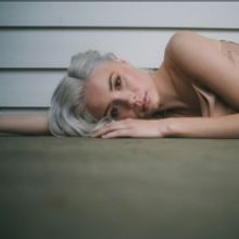 VIDEO: Nina Nesbitt Shares New Video for 'When You Lose Someone'