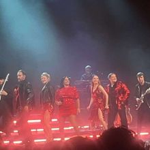 Review: FRÅN BROADWAY TO DUVEMÅLA at Rival