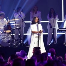 CeCe Winans Wins Artist of the Year at Dove Awards