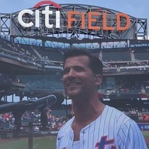 Video: MAYBE HAPPY ENDING's Dez Duron Performs National Anthem at the Mets Game
