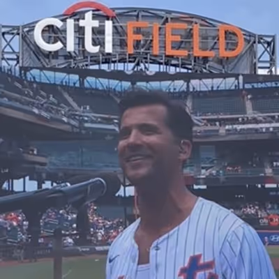 Video: MAYBE HAPPY ENDING's Dez Duron Performs National Anthem at the Mets Game