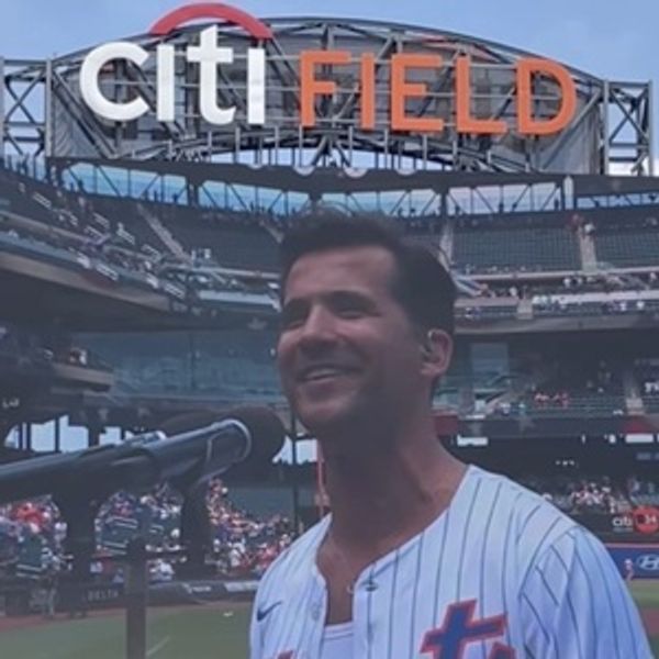 Video: MAYBE HAPPY ENDING's Dez Duron Performs National Anthem at the Mets Game - Broadway Theater Video