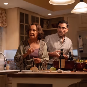 Video/Photos: First Look at Dan Levy, Laurie Metcalf in Netflix Family Comedy BIG…