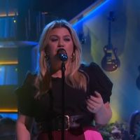 VIDEO: Kelly Clarkson Performs 'Everybody Got Their Something' on THE KELLY CLARKSON… Video