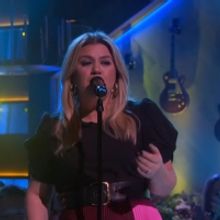 VIDEO: Kelly Clarkson Performs 'Everybody Got Their Something' on THE KELLY CLARKSON SHOW