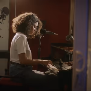 Video: Anoushka Lucas 'Shoulders' Music Video for ELEPHANT at The Menier Chocolate…