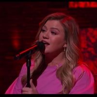 VIDEO: Kelly Clarkson Covers 'Good As Hell' Video