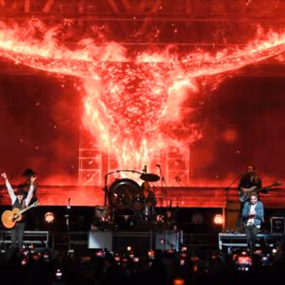 Photos: NEON MOON TOUR Opens With Sold-Out Shows at Bridgestone Arena