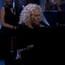 VIDEO: Watch Carole King Perform 'It's Too Late' on THE TONIGHT SHOW WITH JIMMY FALLO