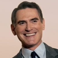 VIDEO: Apple Unveils HELLO TOMORROW! Series Trailer Starring Billy Crudup