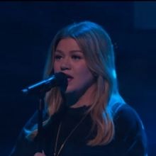 VIDEO: Kelly Clarkson Covers 'Blue Bayou'