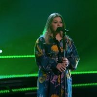 VIDEO: Kelly Clarkson Covers 'Mad World' Video