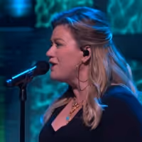 VIDEO: Kelly Clarkson Performs a Cover of 'Heads Carolina, Tails California' Video