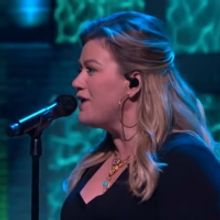 VIDEO: Kelly Clarkson Performs a Cover of 'Heads Carolina, Tails California'
