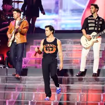 Jonas Brothers Announce New Single LISTEN WHEN SAD
