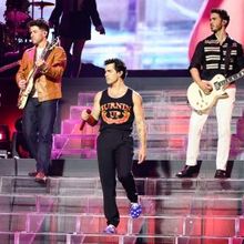Jonas Brothers Announce New Single LISTEN WHEN SAD