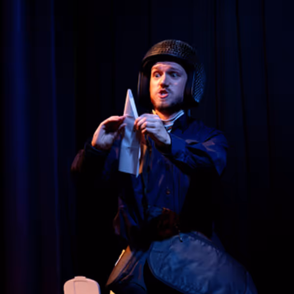 DEVON LOVES ME! Will Return to Edinburgh Fringe With TIME TRAVEL POSTMAN Photo
