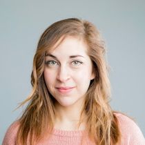 Irina Arenas: A Spanish Solo Artist Redefining Queer Theater, Micro-Musicals, and Political Performance on Both Sides of the Atlantic