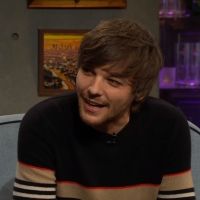 VIDEO: Louis Tomlinson Talks About Owning a Prop From FORREST GUMP on THE LATE LATE…