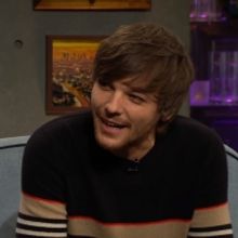 VIDEO: Louis Tomlinson Talks About Owning a Prop From FORREST GUMP on THE LATE LATE S
