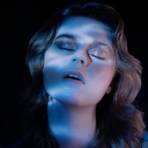 ELLIE DIXON Announces New EP 'In Case of Emergency' & Shares New Single 'Dopamine'