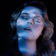 ELLIE DIXON Announces New EP 'In Case of Emergency' & Shares New Single 'Dopamine'