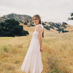 Rosie Darling Releases Debut Album 'LANTERNS'