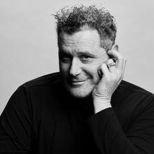 Interview: Isaac Mizrahi Brings New Show I KNOW EVERYBODY to Café Carlyle