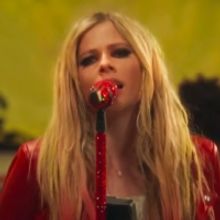 VIDEO: Watch Avril Lavigne & Travis Barker Perform 'Bite Me' on THE TONIGHT SHOW