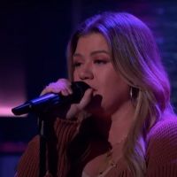 VIDEO: Kelly Clarkson Covers 'Can't Get You Out Of My Head'