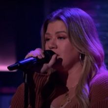 VIDEO: Kelly Clarkson Covers 'Can't Get You Out Of My Head'
