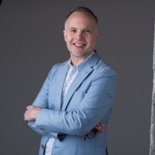 Peter McKintosh Talks TWELVE ANGRY MEN at Bunkamura Theatre Cocoon